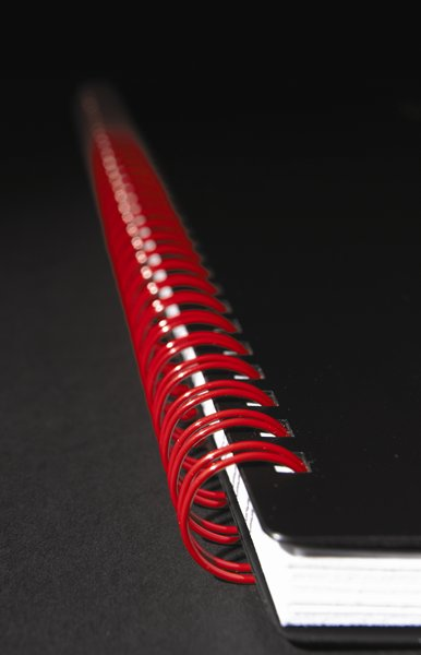 Блокнот OXFORD Black ’n’ Red A5 70л линейка двойная спираль пластиковая обложка  ,