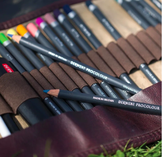 Цветные карандаши Derwent Procolour набор из 48 цветов в кейсе купить в магазине для художников ArtCraft.Space с доставкой по РФ и СНГ