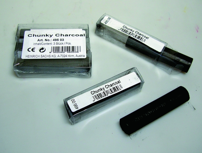 Большой угольный брусок цилиндрической формы, диаметр 18 мм, длина 80 мм, упакован в индивидуальную пластиковую упаковку