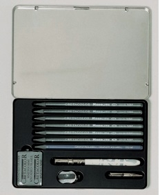 Набор для набросков и эскизов "MONOLITH Box", Наполнение: 6 графитовых карандашей "MONOLITH", водорастворимый (акварельный) чернограафитовый карандаш  "MONOLITH" твердости HB,  ластик-клячка, художественная точилка, держатель для карандаша, металлический 