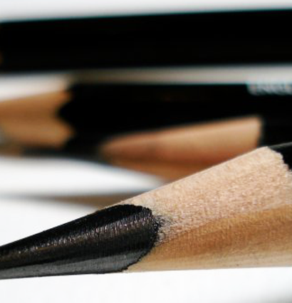 Насыщенный черный чернографитный карандаш Derwent Onyx темный купить в художественном магазине ArtCraft.Space с доставкой по РФ и СНГ