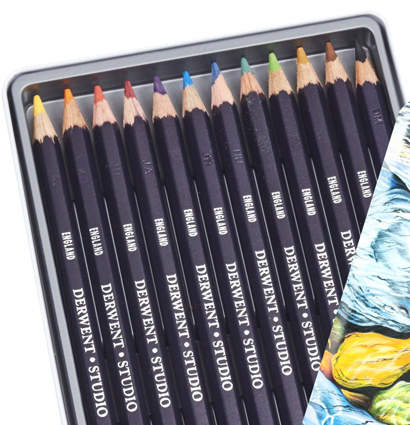 Набор цветных карандашей Derwent Studio 12 цветов на восковой основе в кейсе купить в фирменном художественном магазине ArtCraft.Space с доставкой по РФ и СНГ